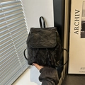 Mini mochila negra minimalista con textura arrugada y cierre de cordón - Negro