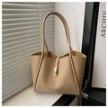 Detailansicht der beigefarbenen PU-Ledertasche mit goldener Metallschnalle und Schultergurt - Khaki