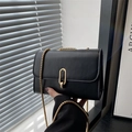 Bolso bandolera elegante en cuero negro mate con hebilla dorada y correa de cadena - Negro