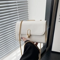 Bolso bandolera blanco de cuero con cierre ovalado dorado y cadena de hombro elegante - Blanco