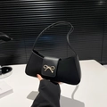 Bolso baguette negro minimalista con cierre de lazo dorado en elegante cuero mate - Negro