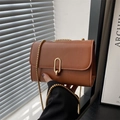 Bolso cuadrado de cuero marrón con cierre ovalado dorado y elegante correa de cadena - Marrón