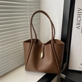 Bolso tote minimalista de cuero marrón con detalles dorados y correas largas - café