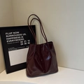 Minimalist large capacity tote bag in glossy deep red PU leather with pleated texture - Burgundy