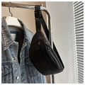 Detail einer minimalistischen schwarzen Nylontasche mit Reißverschlüssen und robustem Verschluss - Schwarz
