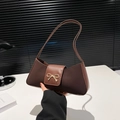 Bolso de hombro baguette marrón oscuro retro con un broche de lazo dorado vintage - Marrón