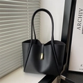Bolso tote minimalista de cuero negro con elegante hebilla de metal dorado y correa fina - Negro