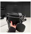 Detalle del bolso bandolera de cuero granulado negro con correa geométrica y monedero pequeño - Negro