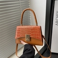 Orangebraune Handtasche aus Lackleder mit Krokoprägung und goldener M-Schnalle - Braun