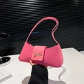 Bolso baguette rosa en cuero sintético mate con una hebilla de lazo dorado chic - Rosa