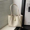 Bolso tote minimalista crema con tirantes finos y hebilla decorativa de metal dorado - Blanco