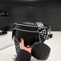 Borsa a tracolla in pelle nera con tracolla a onde e piccolo portamonete tondo - Nero