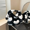 Borsa tote in peluche con stampa a cuori bianchi e neri e morbida trama invernale - Nero