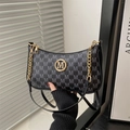 Bolso Hobo vintage negro con estampado de letras M y cadena de metal dorado - Negro