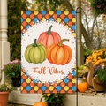 Bandiera da giardino autunnale con testo Fall Vibes e zucche colorate su pois - 30x45cm / Zucche a Tre Colori con Pois (FGF078)