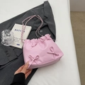 Rosa Kordelzug-Beuteltasche mit Schleife und silberner Kette für Damen - Rosa