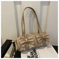 Primer plano de bolso cilíndrico beige con diseño de doble lazo y detalle de cremallera - Caqui