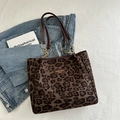 Bolso tote grande con estampado de leopardo, cadena dorada y correas de cuero - Caqui