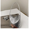 Vue détaillée de la texture crocodile argentée sur le sac à bandoulière moderne - Argenté