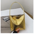 Détail de la texture motif crocodile doré sur un grand sac à main cabas pour femme - Doré