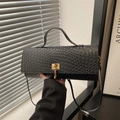 Elegante borsa a mano in pelle nera testurizzata con chiusura dorata e manico - Nero