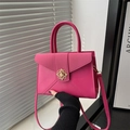 Elegante borsa a tracolla magenta con chiusura dorata decorativa e manico strutturato - rosa acceso
