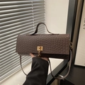 Borsa a tracolla marrone scuro in pelle intrecciata con fibbia dorata quadrata - Marrone
