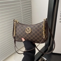 Bolso de hombro marrón con estampado M, logo dorado y detalle de cadena elegante - Marrón