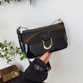 Sac à épaule en cuir verni noir brillant avec boucle en fer à cheval dorée et sangle - Noir