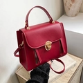 Dunkelrote Lederhandtasche mit goldenem Drehverschluss und Zierreißverschlüssen - Rot