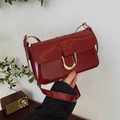 Sac sous le bras chic en cuir verni bordeaux avec élégant fermoir en métal doré - Bordeaux