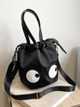 Bolso tipo cubo de nailon negro con parches de ojos grandes y correa ajustable - Negro