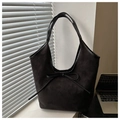 Detalle de un bolso hobo negro mate con un lazo de cuero sobre ante texturizado - Negro