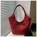 Detalle macro del bolso tote de ante burdeos con lazo ajustable y ribete de cuero - Rojo