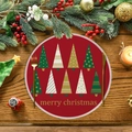 Tovaglietta rotonda natalizia rossa in lino con alberi e testo Merry Christmas oro - Rosso con Nove Alberi di Natale Artistici (XRP083)