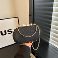 Elegante pochette da sera nera glitterata con chiusura a fiocco dorato e catena - Nero