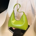 Detalle del bolso hobo de media luna verde neón con acabado brillante y cremallera de metal - Verde
