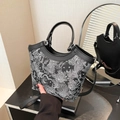 Sac seau brodé en soie avec bordure en cuir noir et motif floral sur toile - Noir