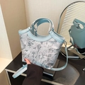 Sac seau en soie bleue avec broderie florale et bandoulière amovible réglable - Bleu