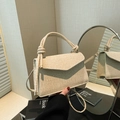 Sac bandoulière tissé beige chic avec poignée à nœud et rabat style enveloppe - Kaki