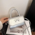Mini borsa a tracolla argento con fiocco metallico e pelle perlata lucida - Argento
