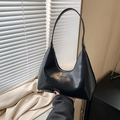 Bolso de hombro minimalista en cuero PU negro con cremallera y detalle de logotipo - Negro