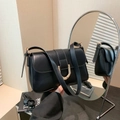 Klassische schwarze Kunstledertasche mit goldener U-Schnalle und langem Schultergurt - Schwarz