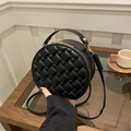 Minimalistische schwarze runde Kettentasche mit gesteppter Textur und goldener Hardware - Schwarz