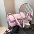 Rosa Baguette-Schultertasche aus Kunstleder mit goldener Schnalle und vielseitigem Gurt - Rosa
