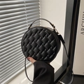Schwarze runde Damenhandtasche mit gewebter Lederstruktur und verstellbarem Tragegurt - Schwarz