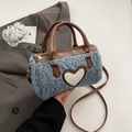 Borsa a cilindro in ecopelliccia blu con finiture in pelle marrone e cuore bianco - Blu