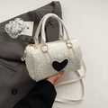 Borsa Boston bianca in pile con toppa a cuore nera e raffinati dettagli dorati - Bianco Sporco