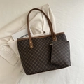 Grand cabas monogramme vintage avec pochette assortie sur fond de blazer beige - Noir