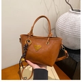 Détails du sac seau en cuir marron avec logo métallique et pendentif en corde tressée - Marron (Avec Pendentif)